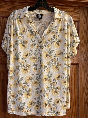 Bobeau Floral V-Neck Short Sleeve Top - Yellow & Green
